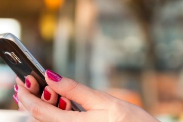 kobieta trzymająca telefon