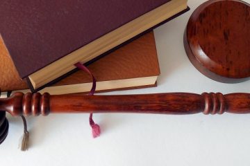 młotek sędziego i książki