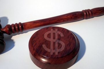 młotek sędziego i dolar