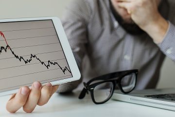 strata na rynku pożyczkowym załamany mężczyzna i wykres spadkowy