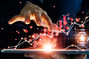 consumer finance człowiek z tabletem i wykresy